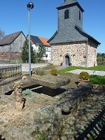 Der Gerichtsplatz vor der Kirche in Hopfelde, 2010 Vorschaubild