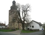 Der Gerichtsplatz vor der Kirche in Kerspenhausen, 2010 Vorschaubild