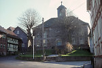 Der Gerichtsplatz vor der Kirche in Orferode, 1981 Vorschaubild