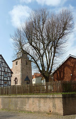 Der Anger vor der Kirche in Ronshausen, 2010 Vorschaubild