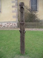 Nachgebauter Halseisenstock in Wehrda, 2010 Vorschaubild