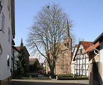 Der Gerichtsplatz in Frieda mit der Kirche von Osten Vorschaubild
