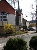 Die Kirche in Altenhasungen. Der Ratsstein unter dem gelbblühenden Busch, 2010 Vorschaubild