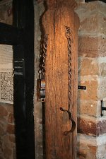 Der original Schandpfahl mit zwei Handschellen im Regionalmuseum Wolfhager Land Vorschaubild