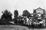 Anwohner und Kinder bei der umgestürzten Linde an der Gießener Straße, 1937 Vorschaubild