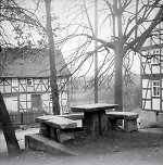 Dorfplatz mit Tisch und Bänken in Holzhausen, um 1938 Vorschaubild