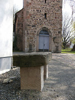 Der (versetzte) Steintisch in Sandershausen, 2010 Vorschaubild