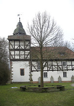 Der Gerichtsplatz vor der Kirche in Unhausen, 2010 Vorschaubild