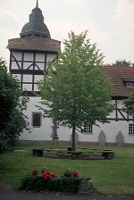 Der Gerichtsplatz vor der Kirche in Unhausen, 2000 Vorschaubild