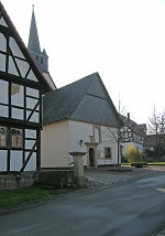Der Gerichtsplatz in Viesebeck mit junger Linde, 2010 Vorschaubild