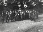 Gruppenfoto mit Musikanten unter der Linde in Dens, um 1920 Vorschaubild