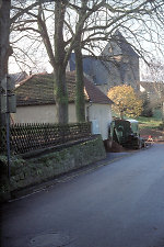 Der ehemalige Gerichtsplatz (links) und Kirche in Gertenbach, 1981 Vorschaubild