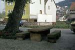 Gerichtstisch und Bänke in Goßfelden, 1981 Vorschaubild